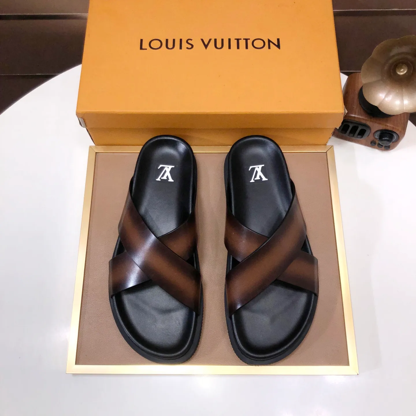 Men's shoes 💰400💰 [Louis Vuitton LV slippers] (high-end cowhide) counter 1:1 fashion style, a must-have for summer! The designer used LV’s iconic outsole. The original simple slippers instantly become fashionable! The upper is made of flexible special cowhide leather straps alternately, and the workmanship is exquisite! A must-have for stylish men in summer, size 38-45 (45 customized)